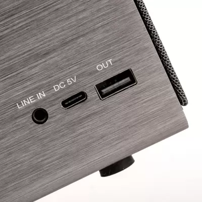 Dispositivo eletrónico com portas LINE IN, DC 5V e USB OUT
