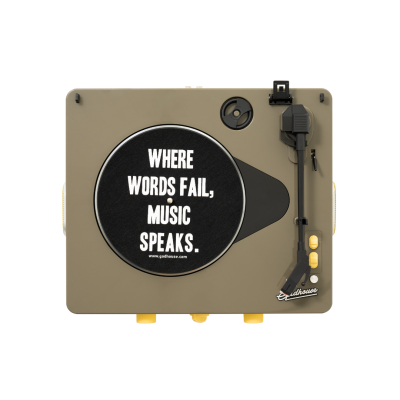 Gira-discos portátil bege com texto onde o prato é preto e tem uma frase em branco.