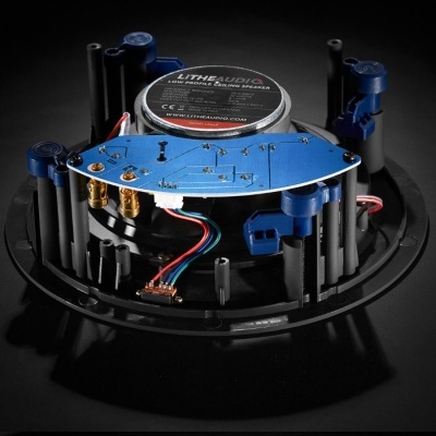 Coluna de teto Lithe Audio com circuito azul e fios coloridos