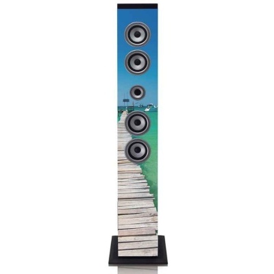 Coluna de som alta com painel decorado a imagem de cais junto a água