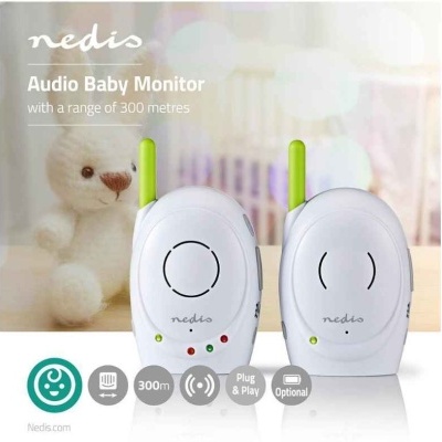 Monitor áudio para bebé branco com antena verde e ursinho de peluche ao fundo