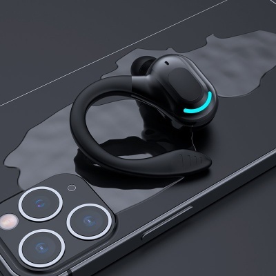 Auricular Bluetooth preto luminoso sobre smartphone preto com três câmaras