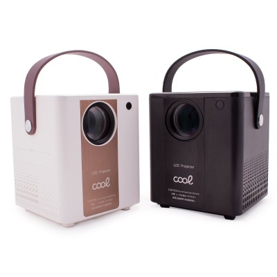 Dois projetores LED portáteis, um branco com castanho e outro preto, com alças e textos 'LED Projector' e 'cool'
