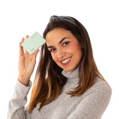 Mulher sorridente segurando dispositivo portátil verde claro com texto Ekster e COOL