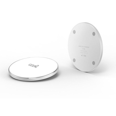 Dois carregadores sem fios redondos brancos com bordas prateadas e texto 'cool' visível