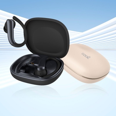 Auriculares sem fios negros com estojo de carregamento e estojo adicional bege com texto cool.