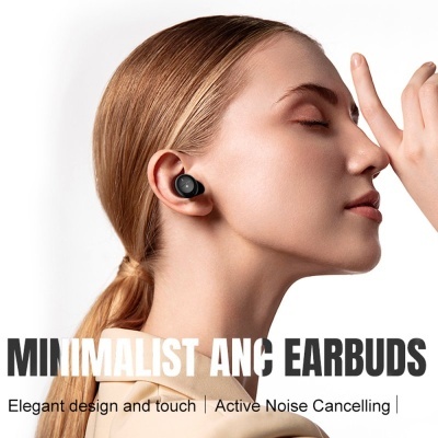 Mulher a usar auricular earbud preto com texto promocional