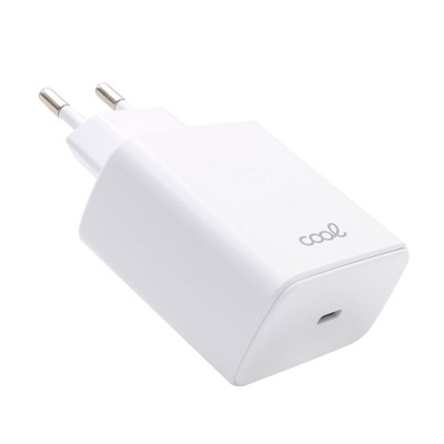 Carregador de parede branco com entrada USB-C e plugue europeu