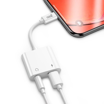 Adaptador branco ligado a smartphone com ecrã vermelho