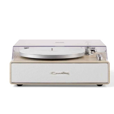 Tocadiscos em madeira clara com tampa transparente e painel branco com logo Crosley.
