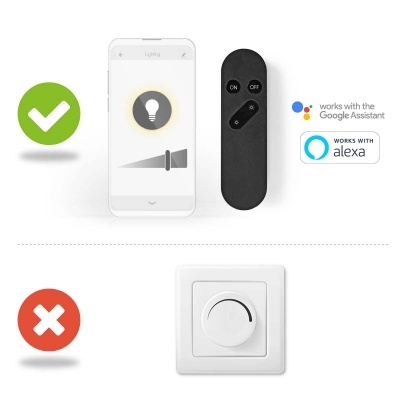 Dispositivo de controlo de luz com smartphone e comando remoto compatível com Google Assistant e Alexa, acima de um interruptor tradicional branco.
