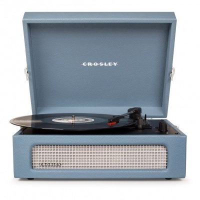 Giradiscos Crosley azul claro com disco preto e tampa aberta