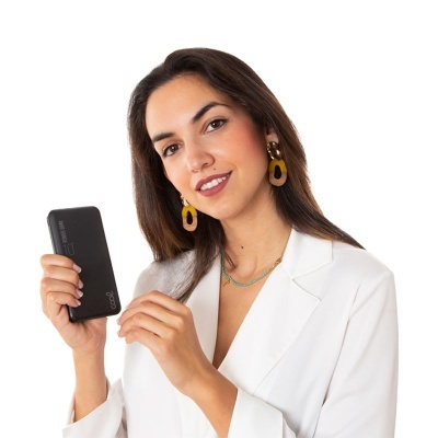 Mulher com blazer branco segurando carregador portátil preto da marca 'cool'