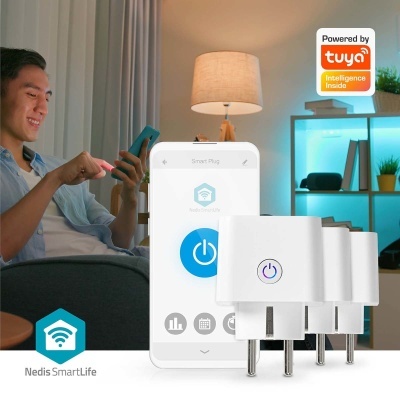 Ficha inteligente Wi-Fi branca com botão roxo, telemóvel a controlar e ambiente de casa com lâmpada acesa