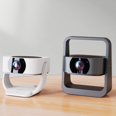 Dois projetores portáteis com suporte, um branco e um cinza escuro, numa mesa de madeira.