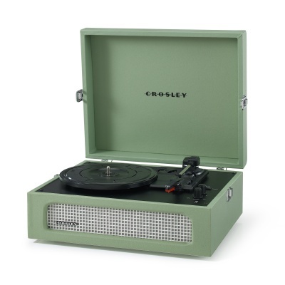 Gira-discos portátil verde claro Crosley com tampa aberta