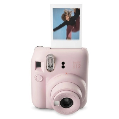 Câmara instantânea rosa Fujifilm Instax Mini 12 com fotografia saindo