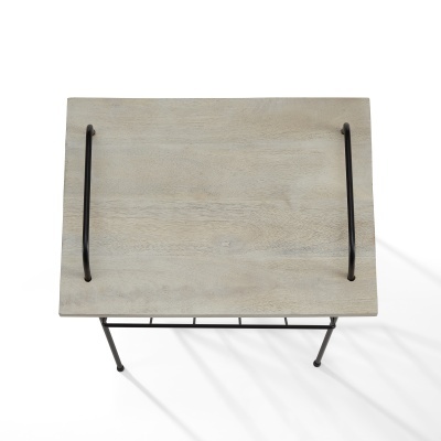 Mesa retangular de madeira clara com estrutura metálica preta vista de cima