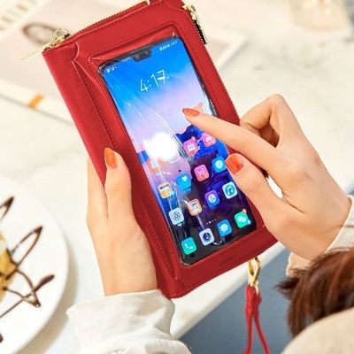 Carteira vermelha com telemóvel a ser usada, fundo de restaurante