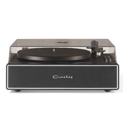 Toca-discos preto com tampa transparente e marca Crosley
