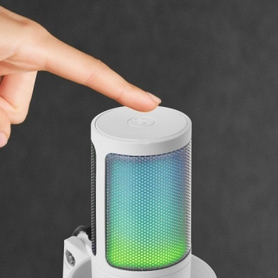Microfone branco com luzes coloridas e dedo próximo ao botão