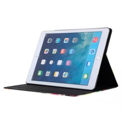 Tablet branco numa capa preta com suporte