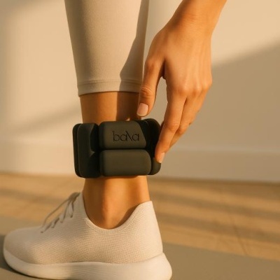 Tornozeleira de peso preta com marca bala no tornozelo