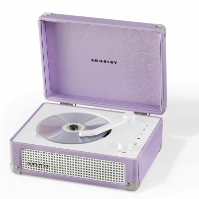 Toca-discos portátil lilás da Crosley com disco CD e tampa aberta.