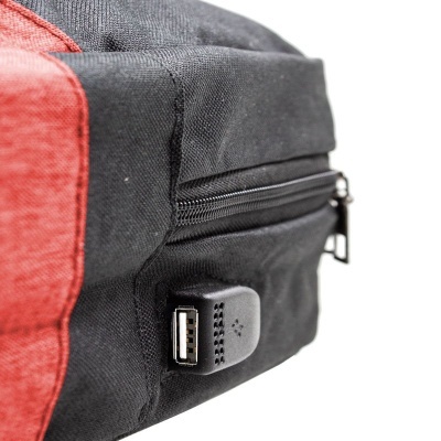 Mochila preta e vermelha com fecho de correr e porta USB integrada