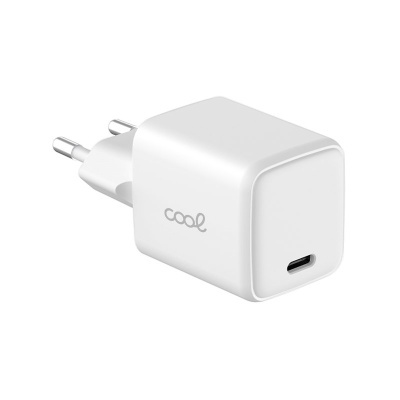 Carregador de parede branco com entrada USB-C e plugue europeu.