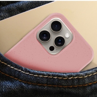 Smartphone rosa com capa no bolso de calças de ganga