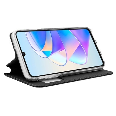 Smartphone com capa preta usada como suporte em fundo branco