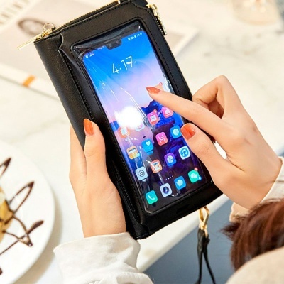 Bolsa preta com capa transparente para smartphone e mão manipulando o ecrã