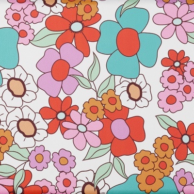 Pano branco com padrão floral colorido e textura de couro sintético.