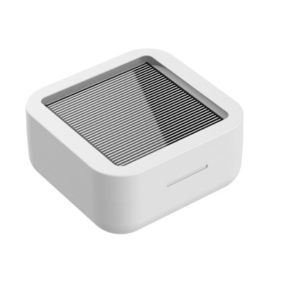 Dispositivo quadrado branco com painel superior listrado preto e branco