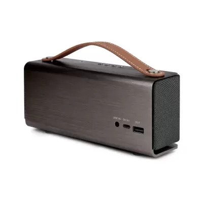 Coluna portátil metálica escura com alça em pele castanha e entradas USB/aúdio na lateral