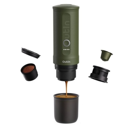 Máquina de café portátil verde com copo preto e cápsulas