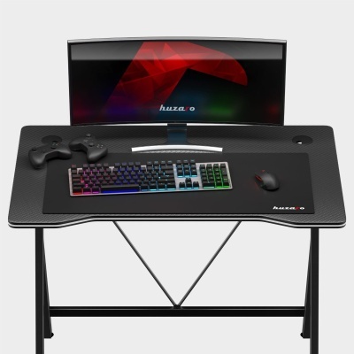 Secretária de jogo preta com teclado RGB, rato, comandos e monitor curvo