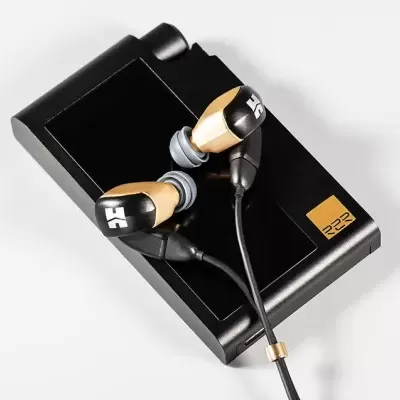 Leitor de música preto com ecrã e auscultadores preto e dourado com pontas de silicone cinza