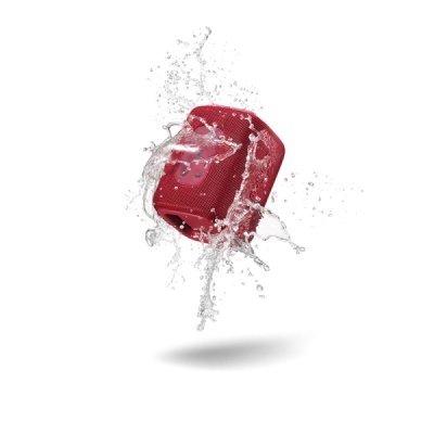 Coluna de som portátil vermelha com água em fundo branco