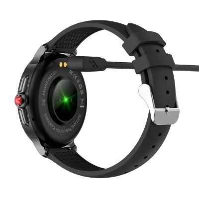 Relógio inteligente preto com luz verde no sensor traseiro e bracelete de silicone preta