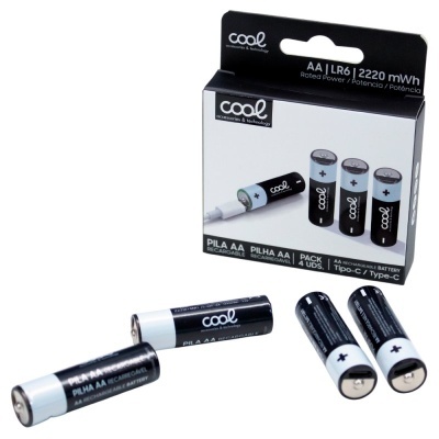 Pacote de pilhas AA recarregáveis preto e branco da marca Cool com embalagem e texto visível