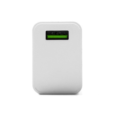 Carregador USB branco com porta preta e interior verde