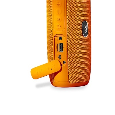 Coluna portátil laranja com portas USB e controle, rótulo COOL