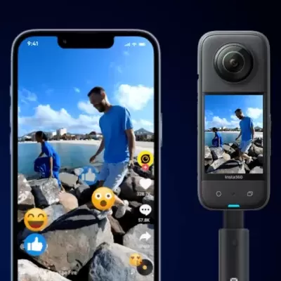 Câmara Insta360 com ecrã e smartphone a mostrar imagem de homem na praia