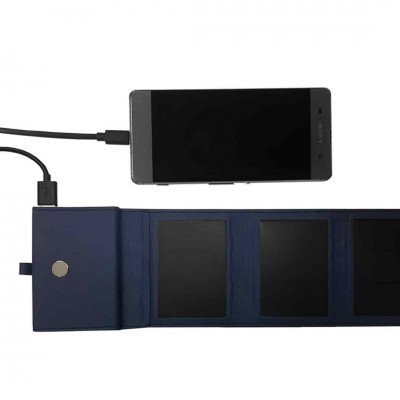 Carregador solar portátil azul escuro com três painéis ligado a telemóvel Sony preto