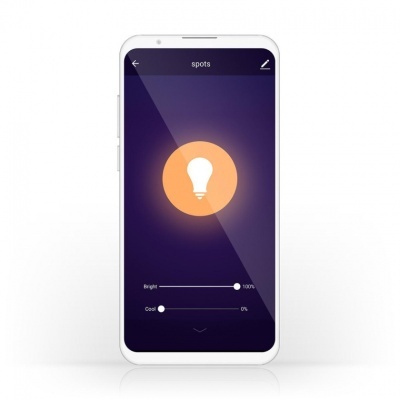 Smartphone branco com aplicação de controlo de luz em fundo roxo escuro mostrando uma lâmpada amarela alaranjada