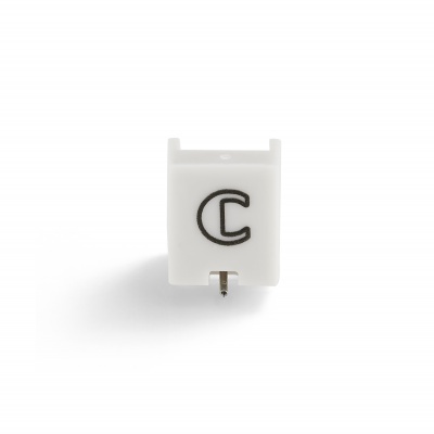 dado de plástico branco com letra C preta e três pinos metálicos