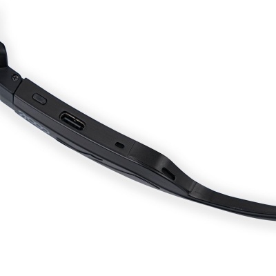 Fone de ouvido preto com botão e porta USB-C