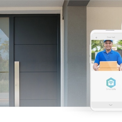 Campainha de vídeo inteligente branca com câmara preta e smartphone branco exibindo entregador, frente de casa moderna cinzenta